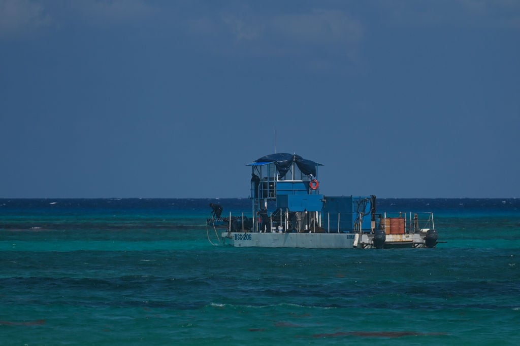 Una embarcación frente a las cosas de Playa del Carmen en México