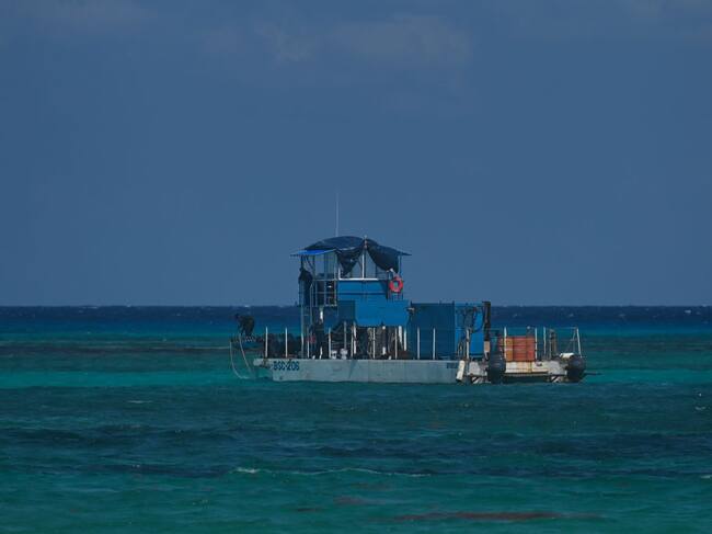 Una embarcación frente a las cosas de Playa del Carmen en México
