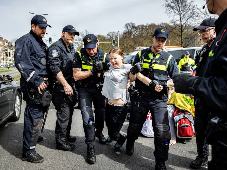 Greta Thunberg es detenida durante una protesta en Países Bajos