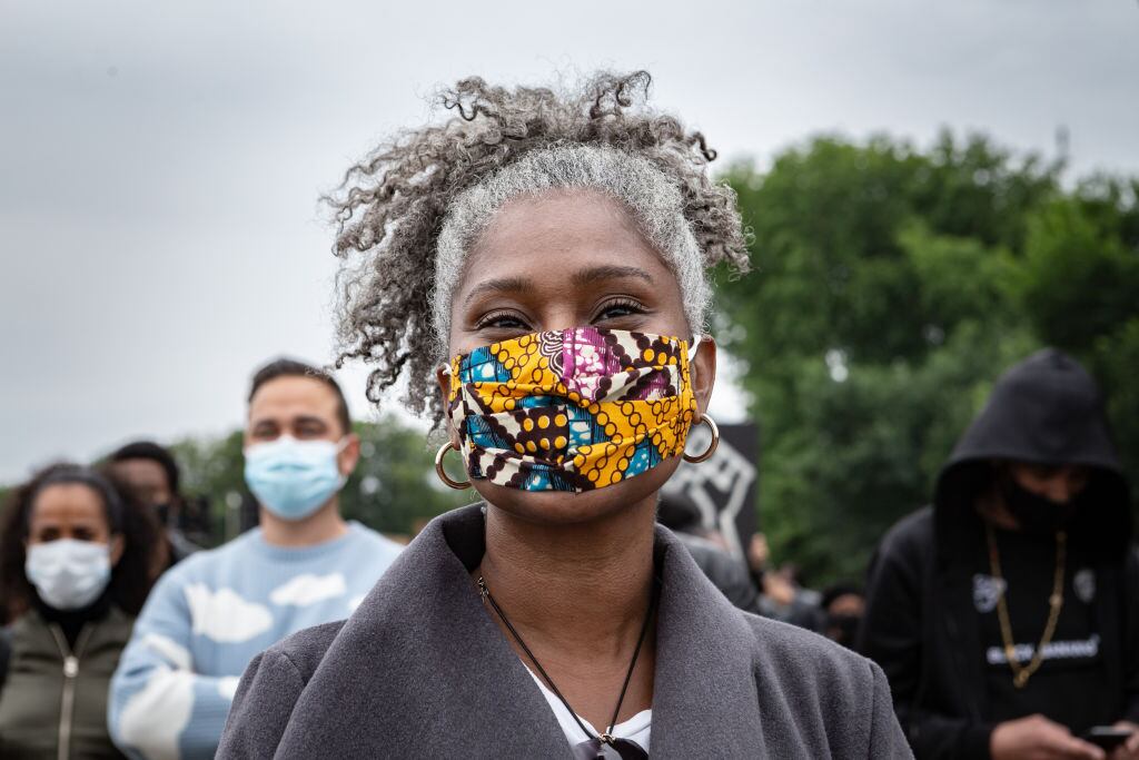 Una mujer utiliza mascarilla en Amsterdam