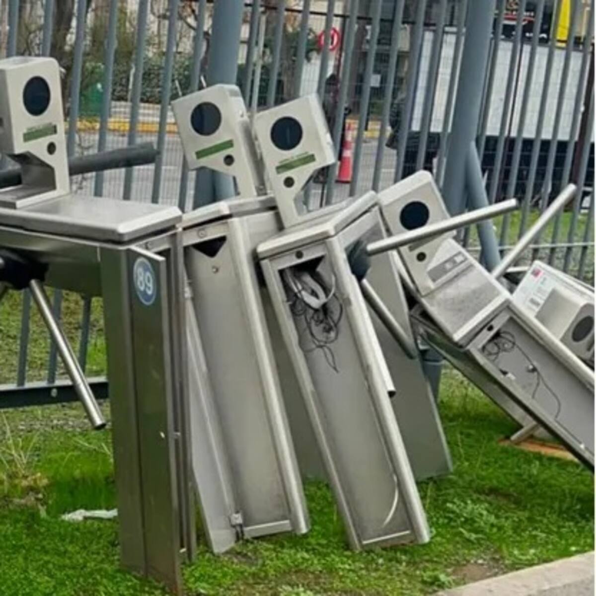 Parque Estadio Nacional se defiende tras denuncia por torniquetes tirados y vandalizados: esta fue la explicación