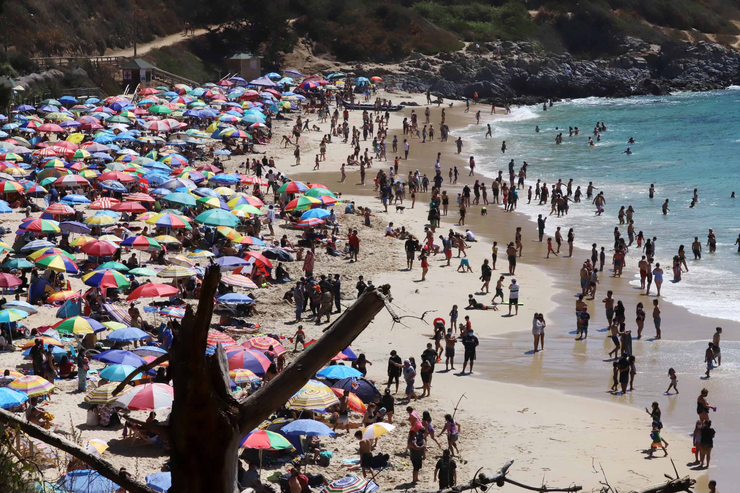 16 DE ENERO DE 2021 / ALGARROBO Playa El Canelillo de algarrobo que se encuentra en fase 3 .
FOTO: PABLO OVALLE ISASMENDI / AGENCIAUNO