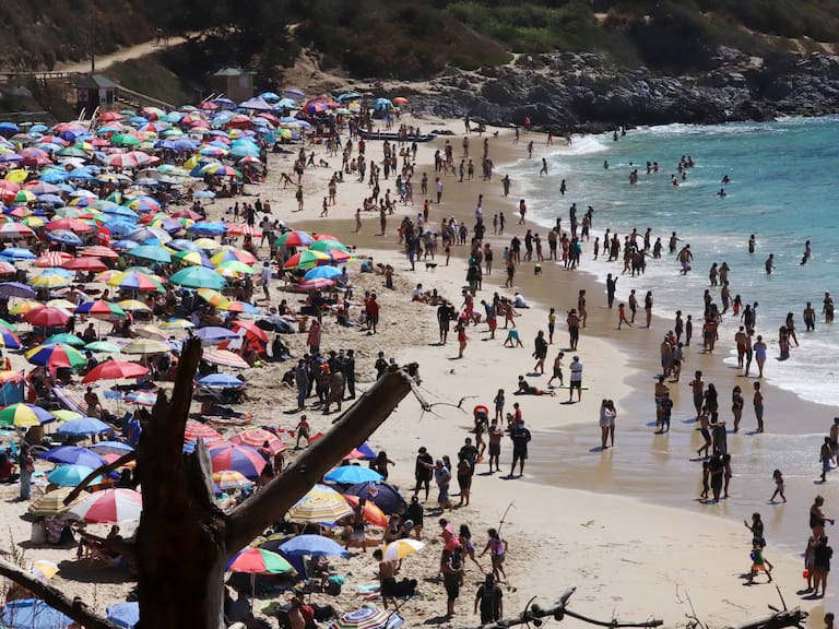 16 DE ENERO DE 2021 / ALGARROBO Playa El Canelillo de algarrobo que se encuentra en fase 3 .
FOTO: PABLO OVALLE ISASMENDI / AGENCIAUNO