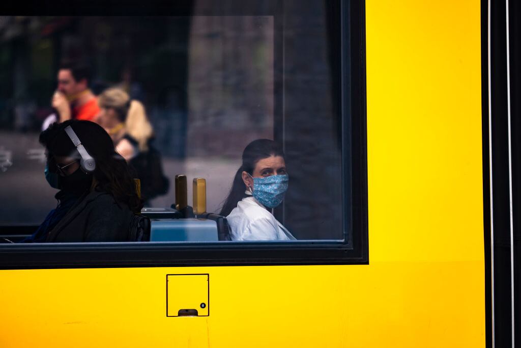 Los usuarios del transporte púbico utilizan mascarilla en Berlín