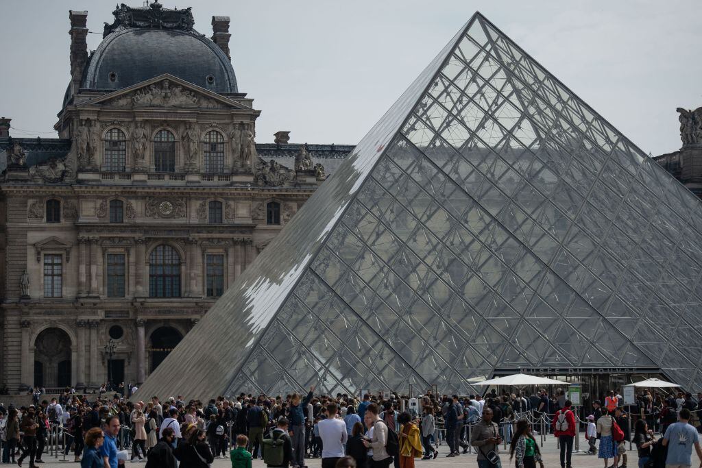Vista de la pirámide que sobresale del Museo del Louvre en París