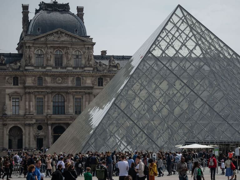 Vista de la pirámide que sobresale del Museo del Louvre en París