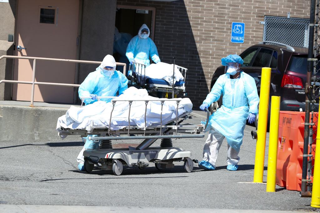 Cuerpos son retirados de un hospital de EEUU