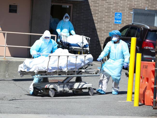 Cuerpos son retirados de un hospital de EEUU