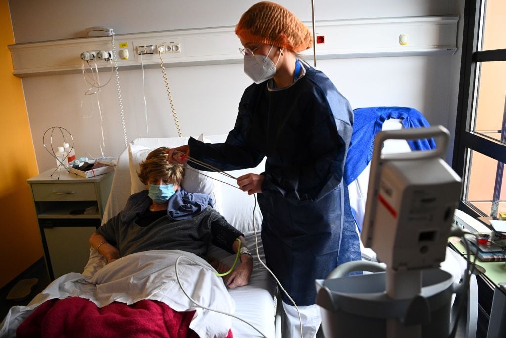 Enfermera cuida a una paciente del Covid-19 en un hospital de París