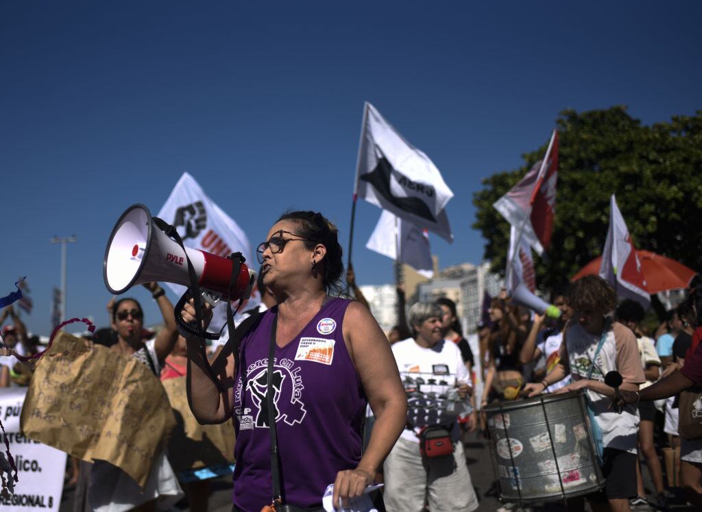 En junio los profesores protestaban por mejoras de salarios en Brasil