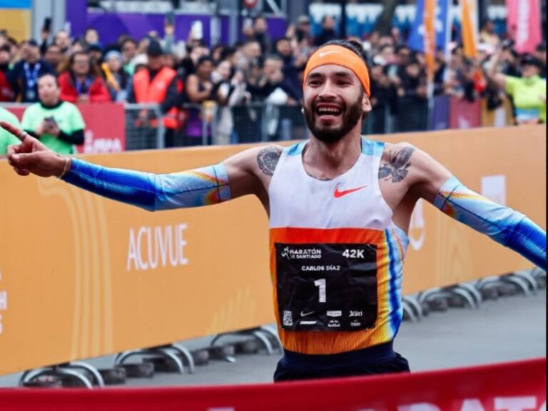 ¡TREMENDO! Chileno Carlos Díaz se alzó como flamante ganador de la Maratón de Santiago 2025