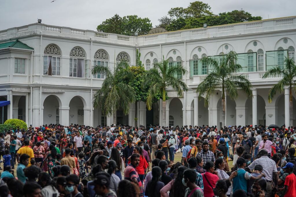 Miles de personas tomaron la residencia oficial del presidente de Sri Lanka
