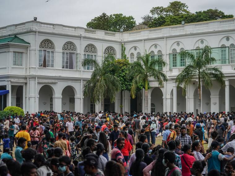 Miles de personas tomaron la residencia oficial del presidente de Sri Lanka