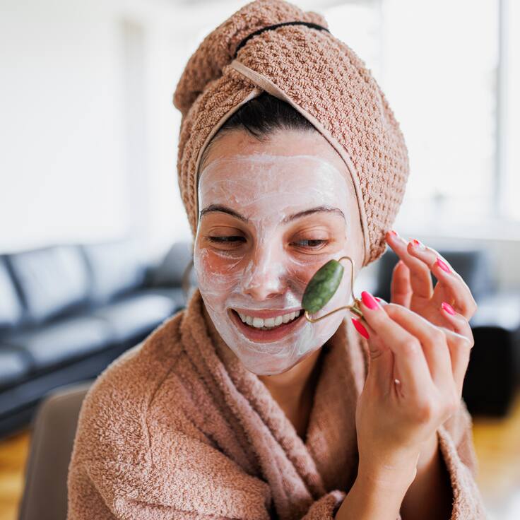 Hielo en el rostro, rodillos y cremas con cafeína: expertas revelan la verdad detrás de consejos virales