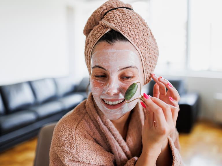Hielo en el rostro, rodillos y cremas con cafeína: expertas revelan la verdad detrás de consejos virales