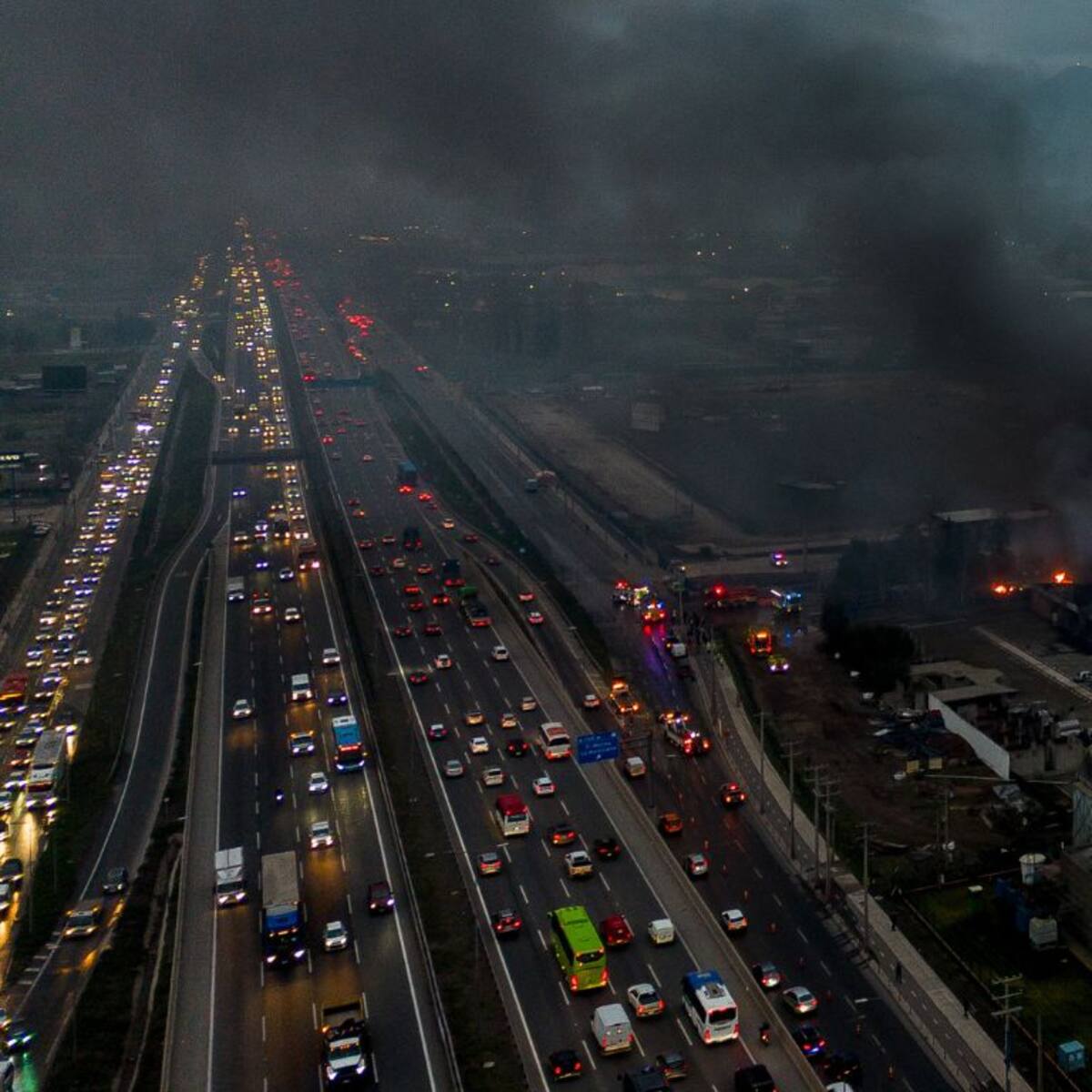 Vía local de la Ruta 5 tendrá tránsito suspendido todo el día por incendio en empresa química de Quilicura