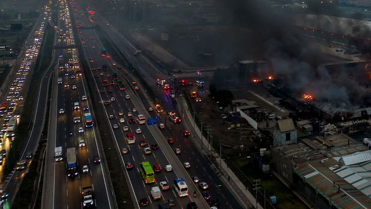 Vía local de la Ruta 5 tendrá tránsito suspendido todo el día por incendio en empresa química de Quilicura