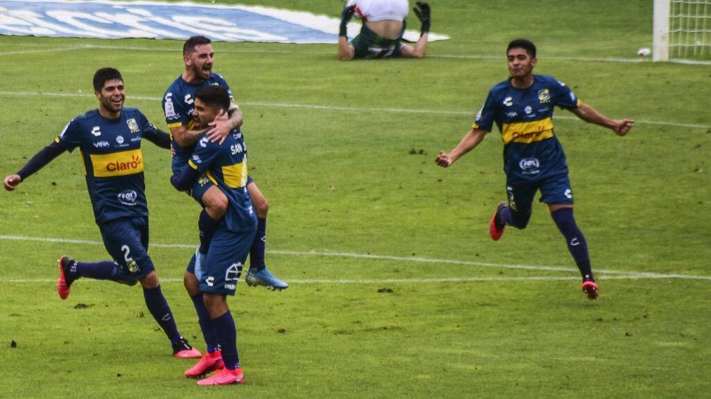 22 DE DICIEMBRE DE 2020 / VIÑA DEL MAR Juan Ezequiel Cuevas convierte gol de tiro librel, durante el partido valido por la fecha 25 del Campeonato Nacional AFP PlanVital 2020, entre Everton y Cobresal, disputado en el Estadio Sausalito.
FOTO: MIGUEL MOYA / AGENCIAUNO