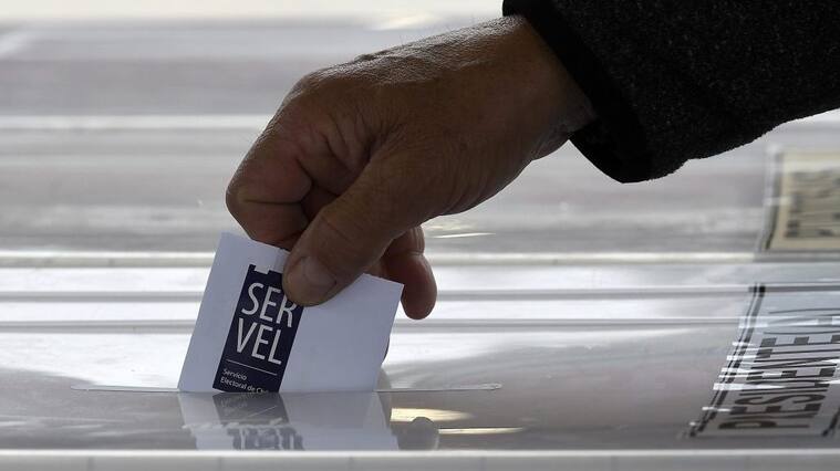 21 de NOVIEMBRE 2021 / QUILPUEAdulto mayor ingresa su voto a presidente en el colegio Eleuterio Ramírez, durante las elecciones presidenciales 2021.
FOTO: PABLO OVALLE ISASMENDI/ AGENCIAUNO