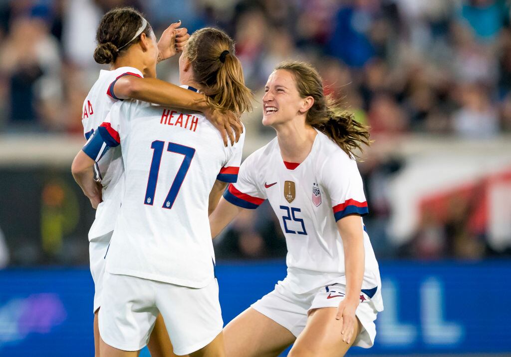 Selección femenina de EEUU celebra un gol