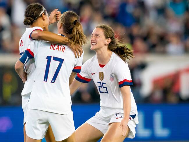 Selección femenina de EEUU celebra un gol