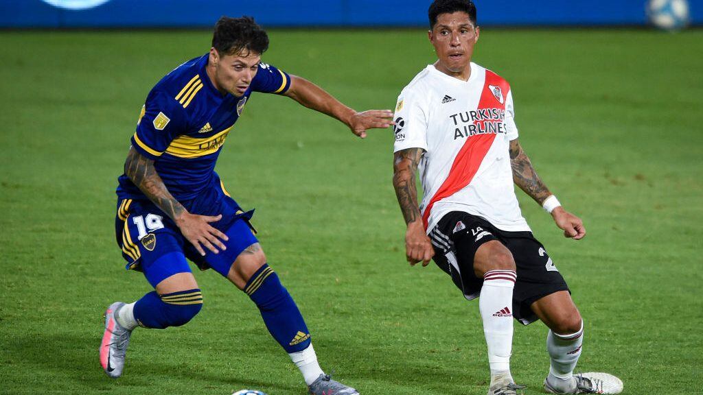 BUENOS AIRES, ARGENTINA - JANUARY 02: Mauro Zárate of Boca Juniors fights for the ball with Enzo Pérez of River Plate during a match between Boca Juniors and River Plate as part of Zona Campeonato of Copa Diego Maradona 2020 at Estadio Alberto J. Armando on January 02, 2021 in Buenos Aires, Argentina. (Photo by Marcelo Endelli/Getty Images)