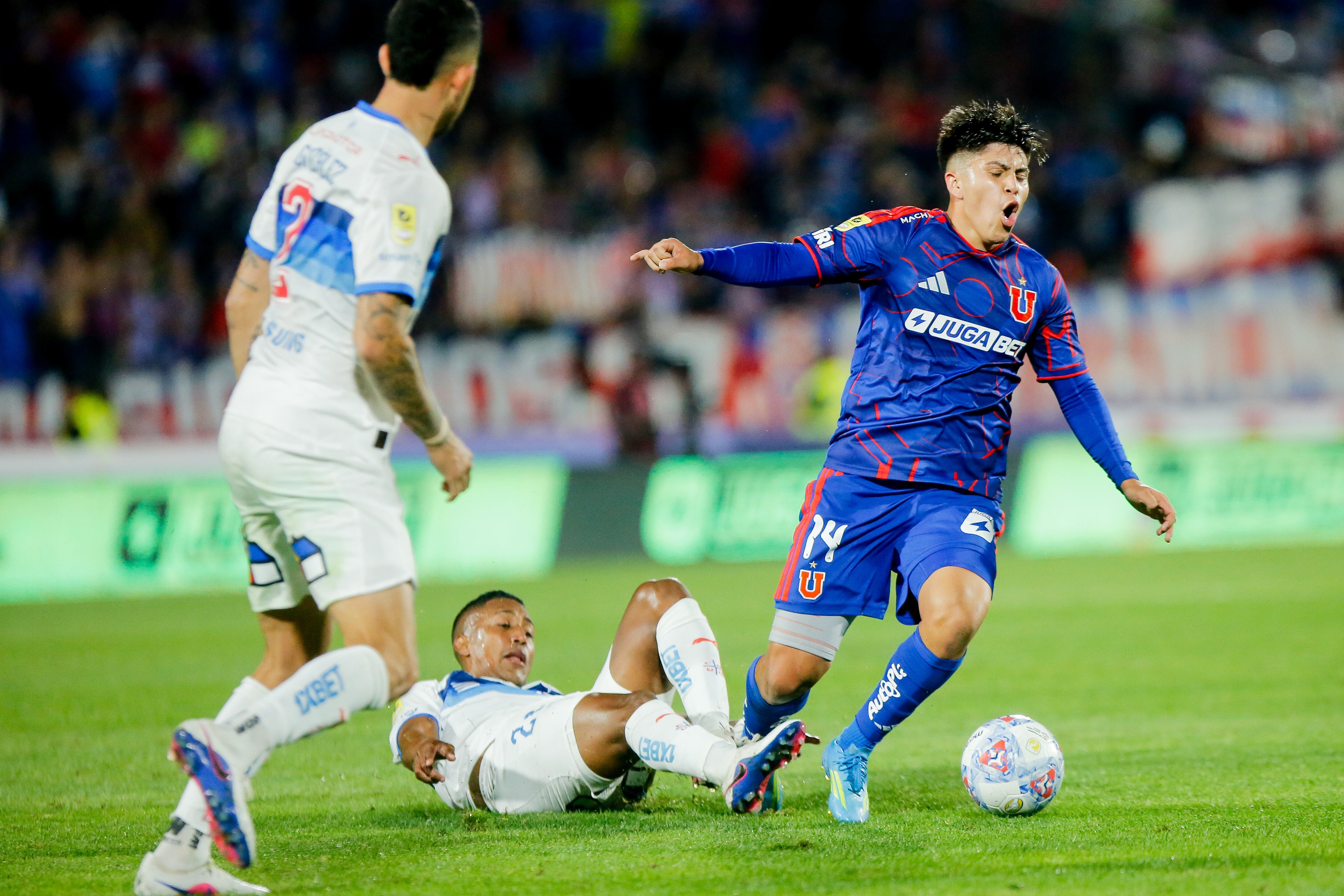 25 DE ABRIL DE 2026, SANTIAGOJohjan Valencia comete falta en contra de Marcelo Morales, durante el partido válido por la undécima fecha de la Liga de Primera, entre Universidad de Chile y Universidad Católica, disputado en el estadio Nacional
FOTO:HANS SCOTT/AGENCIA UNO