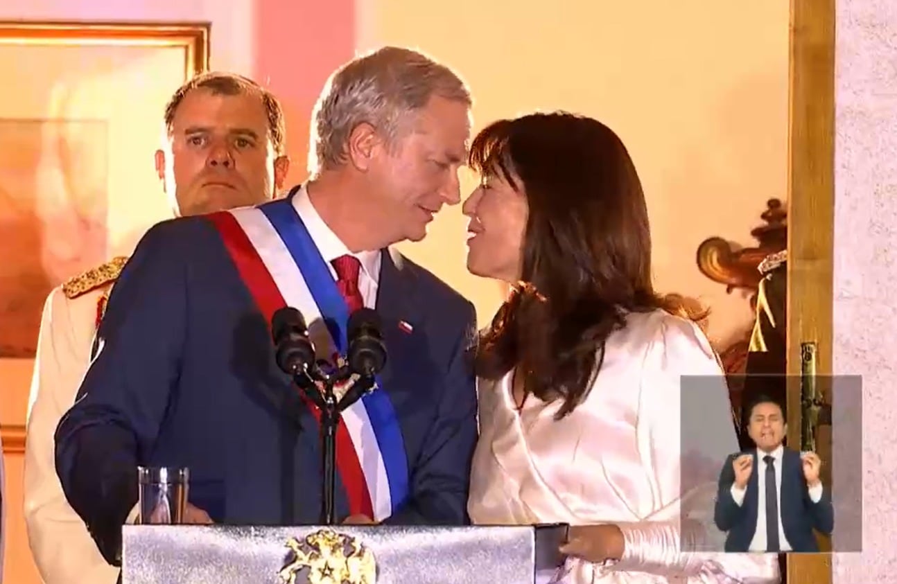 El beso de Kast y Pía Adriasola que marcó su primer discurso en La Moneda
