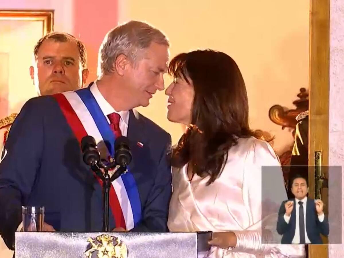 El beso del Presidente Kast y María Pía Adriasola que marcó su primer discurso en La Moneda