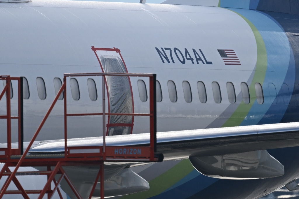 El avión Boeing 737 Max 9 de Alaska Airlines que perdió un panel en pleno vuelo y debió aterrizar de emergencia en Estados Unidos.