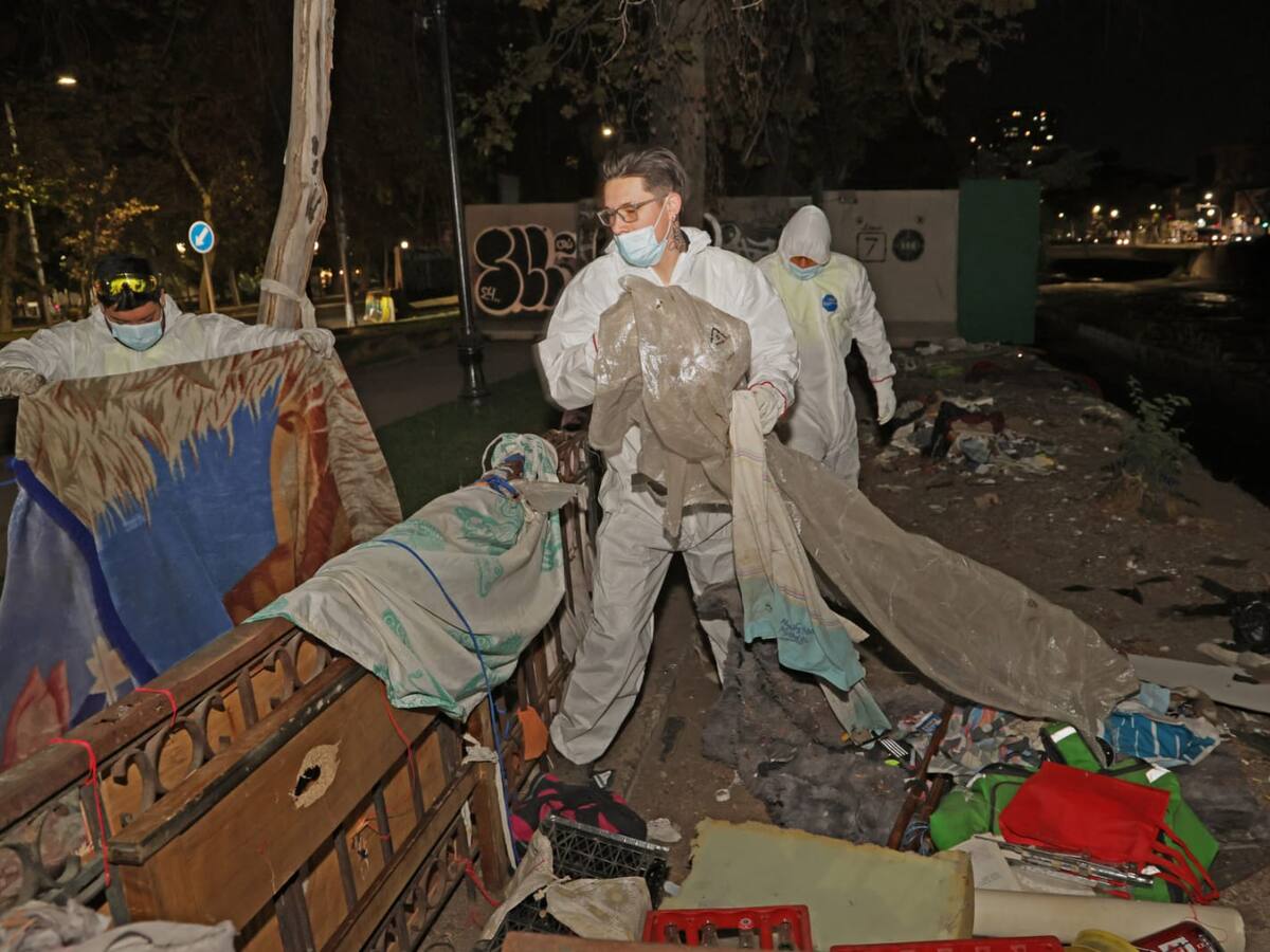 “Hacían una mala ocupación del espacio”: municipios de Santiago y Recoleta retiran 18 rucos y 31 personas en Parque Forestal