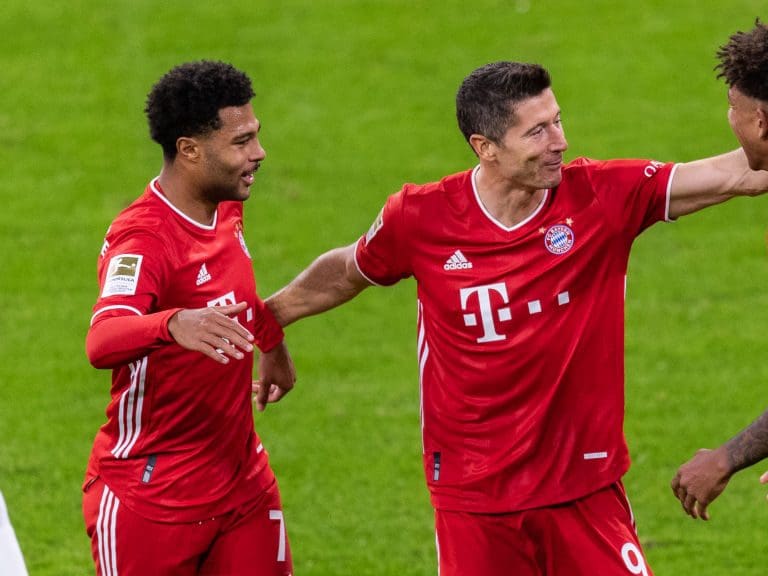 MUNICH, GERMANY - OCTOBER 04: Robert Lewandowski of FC Bayern Muenchen celebrates with teammates after scoring his team&#039;s second goal during the Bundesliga match between FC Bayern Muenchen and Hertha BSC at Allianz Arena on October 04, 2020 in Munich, Germany. (Photo by Boris Streubel/Getty Images)