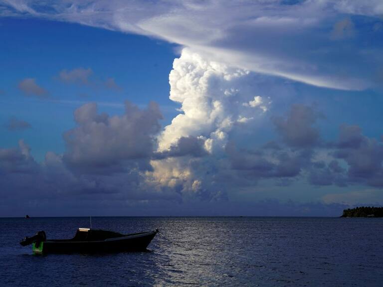 Imagen de diciembre del humo lanzado por el volcán submarino cerca de Tonga