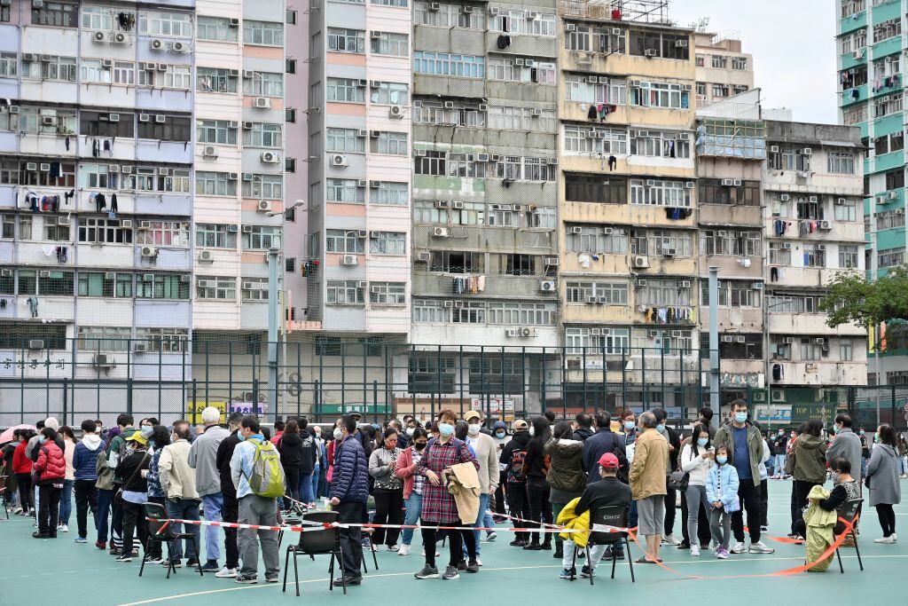 Las personas realizan filas para efectuarse test del covid-19 en Hong Kong