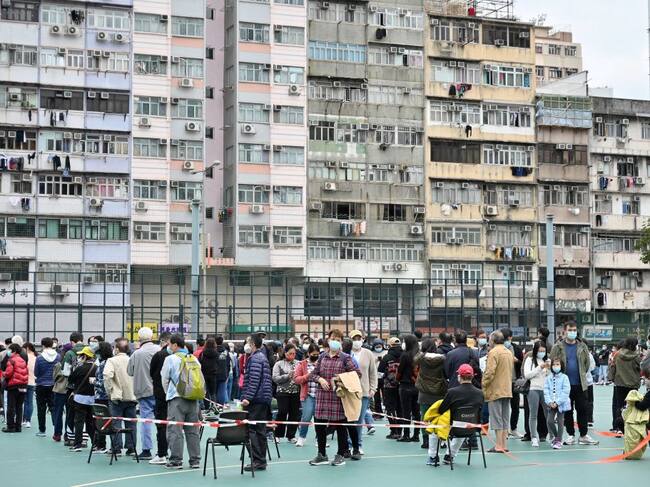 Las personas realizan filas para efectuarse test del covid-19 en Hong Kong