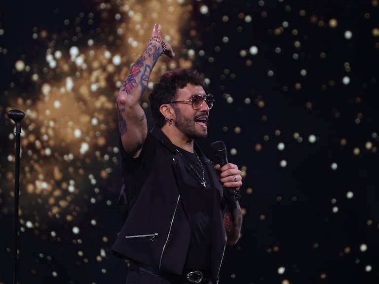 25 DE FEBRERO DE 2025 / VIÑA DEL MAR
Edo Caroe recibe las Gaviotas de Plata y Oro, durante el 64 Festival Internacional de la Canción Viña 2025 en la Quinta Vergara.
FOTO: SEBASTIÁN RÍOS MORALES/AGENCIAUNO