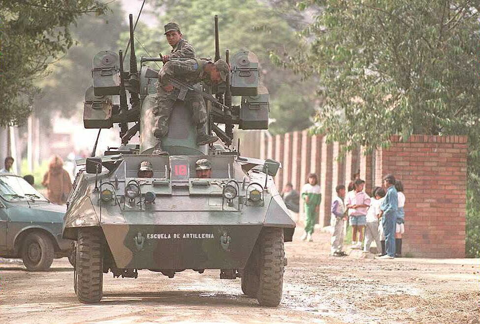 Militares de Colombia con un vehículo blindado en Bogotá en los años noventa