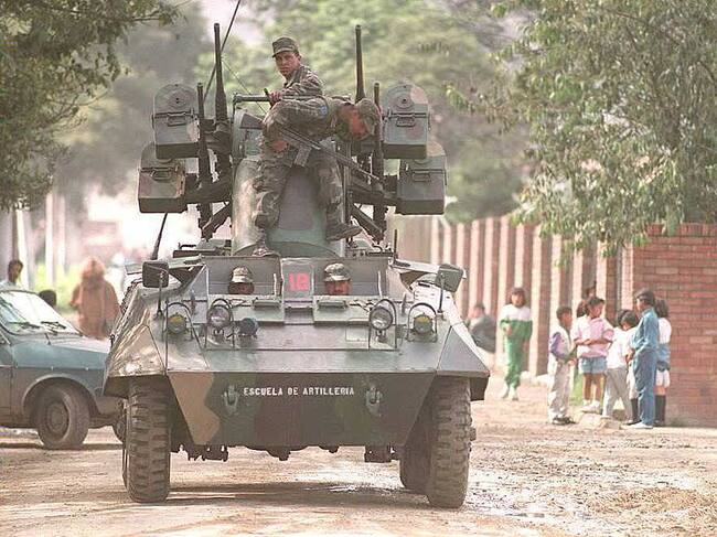 Militares de Colombia con un vehículo blindado en Bogotá en los años noventa