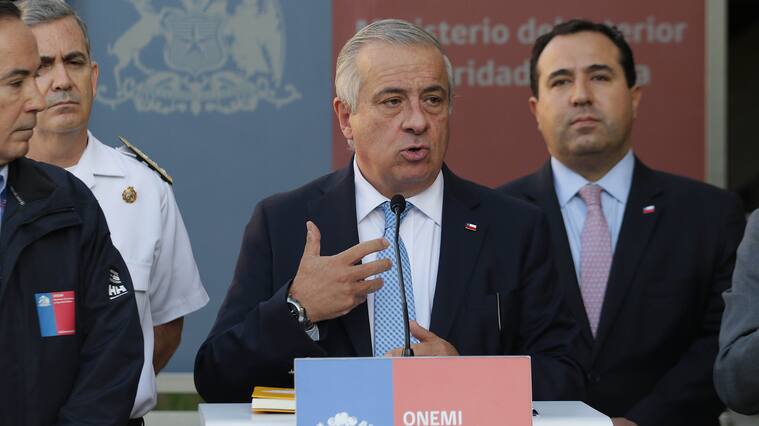 19 de Marzo de 2020/SANTIAGOJaime Mañalich (c) habla con la prensa, durante el Comité de Operaciones de Emergencia, realizado en la Onemi, tras haber sido declaro estado de catástrofe en el país por el COVID-19
FOTO: FRANCISCO CASTILLO/AGENCIAUNO