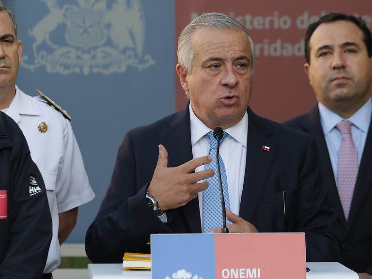 19 de Marzo de 2020/SANTIAGOJaime Mañalich (c) habla con la prensa, durante el Comité de Operaciones de Emergencia, realizado en la Onemi, tras haber sido declaro estado de catástrofe en el país por el COVID-19
FOTO: FRANCISCO CASTILLO/AGENCIAUNO