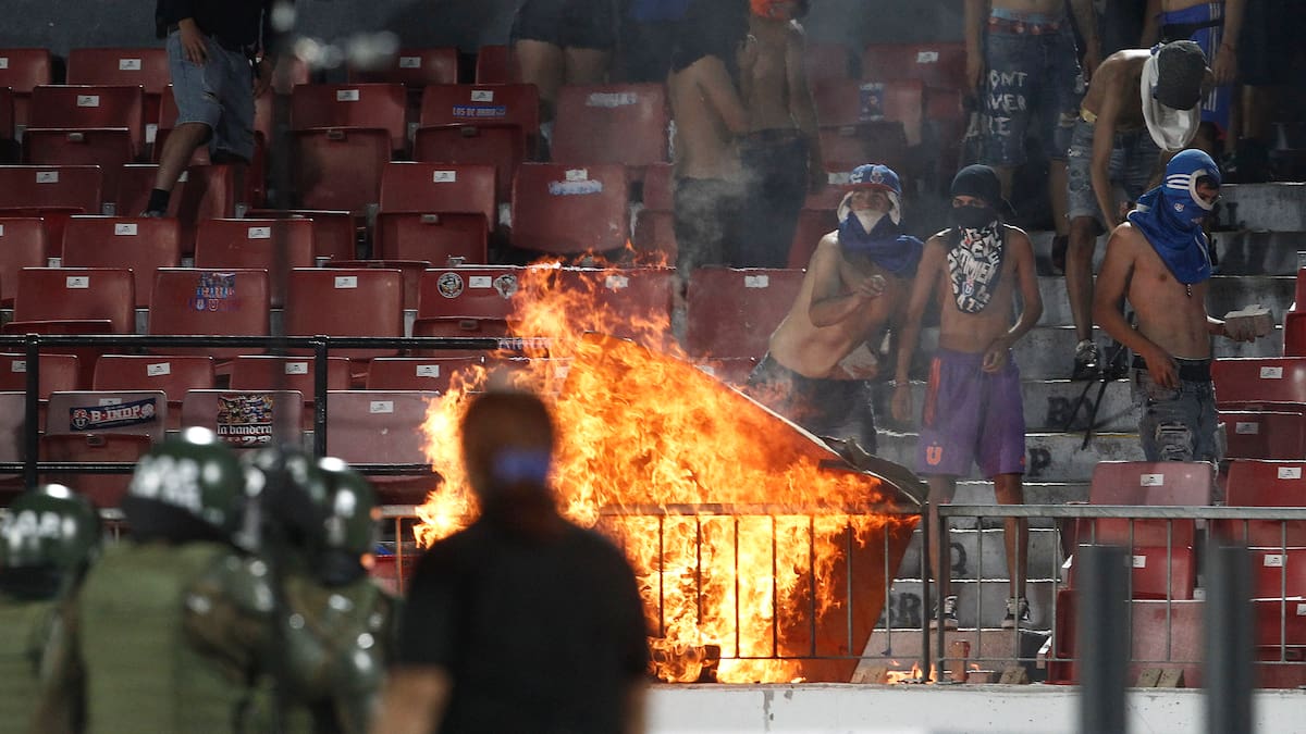 La U arriesga sanción: la denuncia del árbitro Gastón Philippe por los graves incidentes en el Estadio Nacional