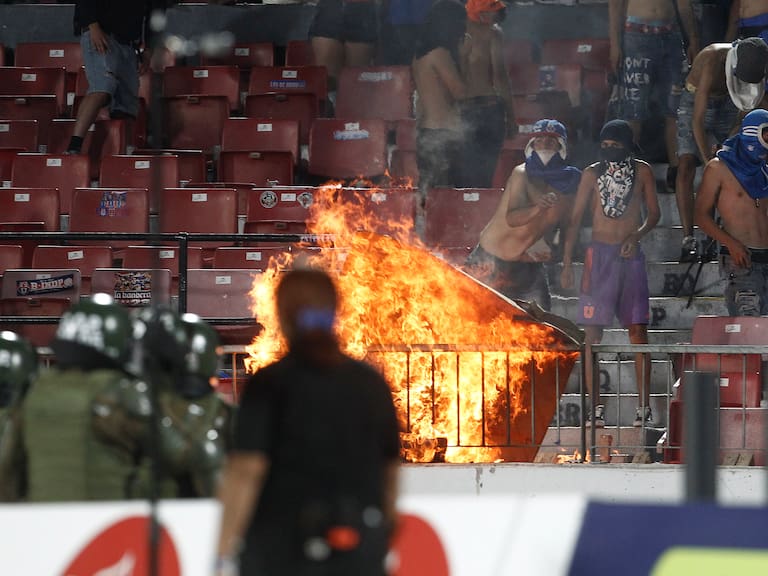 La U arriesga sanción: la denuncia del árbitro Gastón Philippe por los graves incidentes en el Estadio Nacional