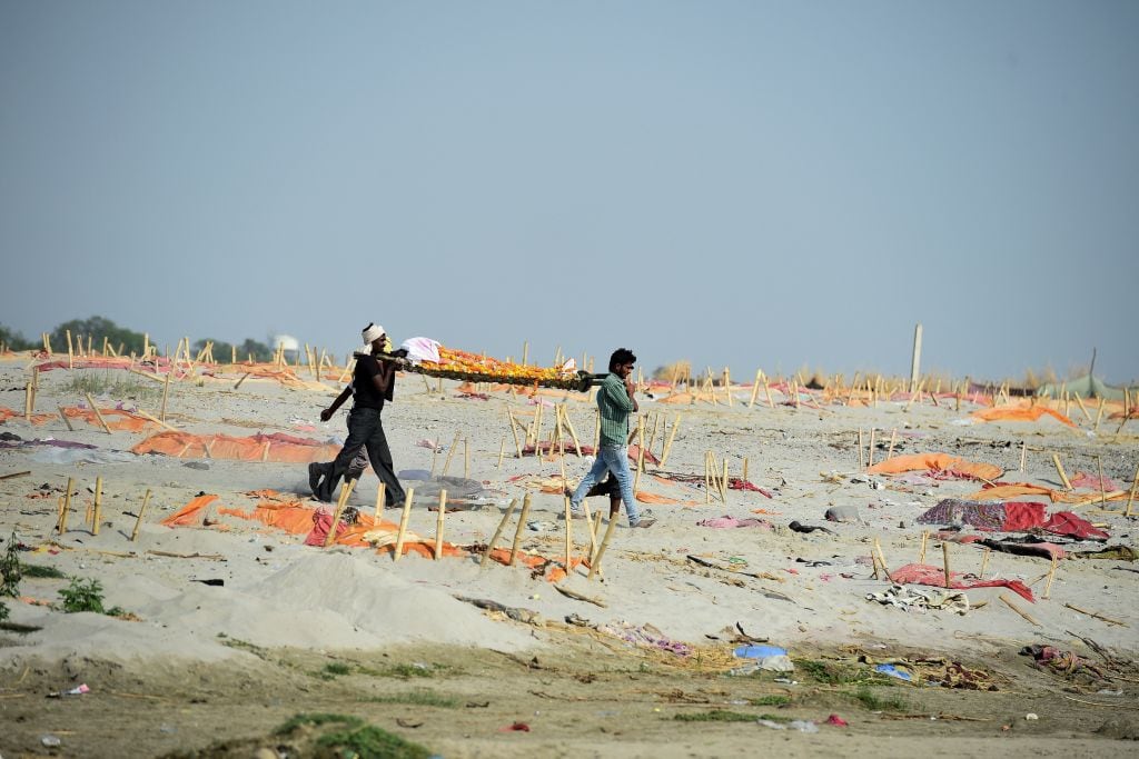 Familiares cargan el cuerpo de una víctima del Covid-19 cerca del río Ganges