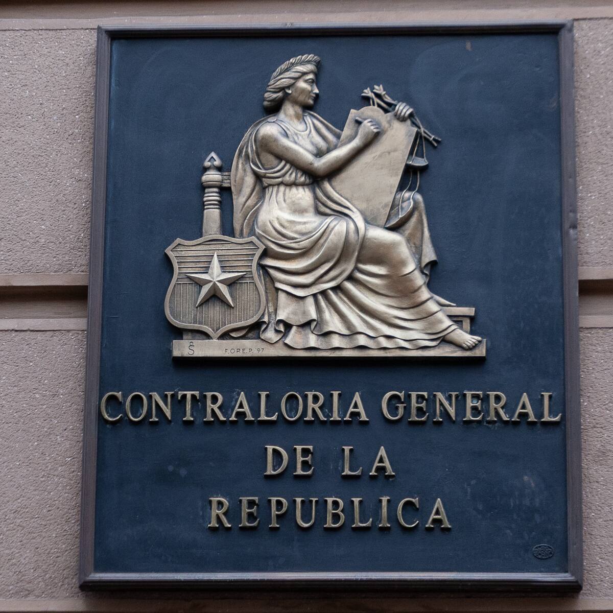 Contraloría advierte deficiencias en el control de placas patentes en la Región Metropolitana