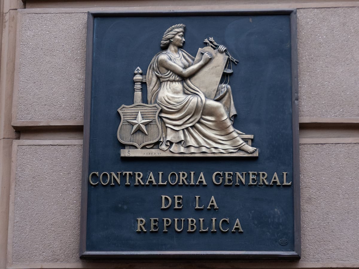 Contraloría advierte deficiencias en el control de placas patentes en la Región Metropolitana