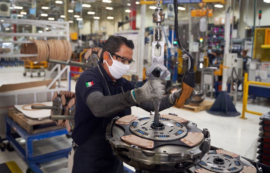 Un trabajador utiliza mascarilla ante el Covid-19 en México