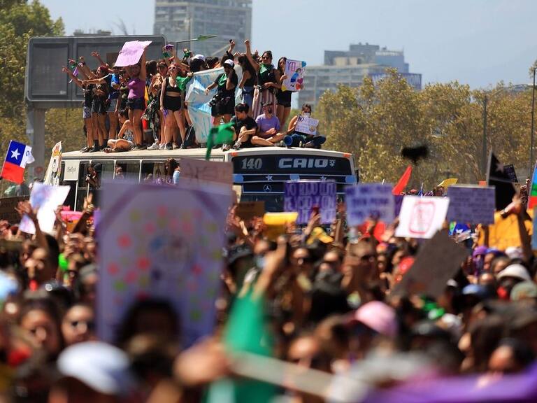 Miles de personas asistieron a la marcha por el 8M en Santiago