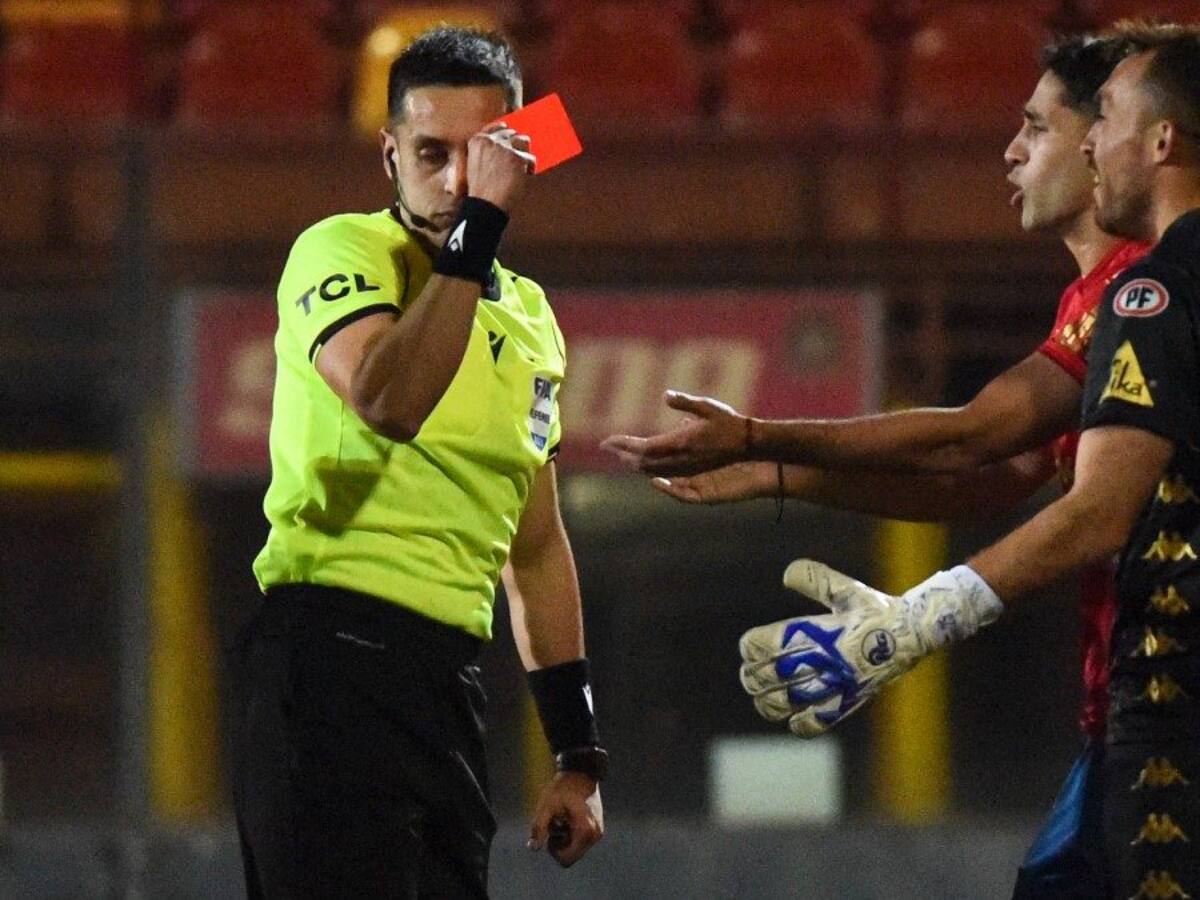 ¿Qué le habrá dicho? La polémica expulsión de Sebastián Pérez ante Universidad Católica