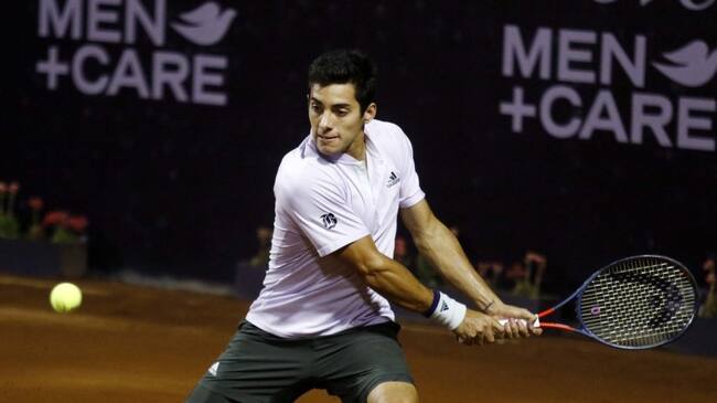 27 de Febrero 2020/ SANTIAGO
El tenista Cristian Garin (CH) regresa la bola, durante el partido de cuartos de final contra el jugador Alejandro Davidovich (ESP), valido por la ATP 250 Santiago, realizado en las canchas de tenis del Club Universidad Católica en San Carlos de Apoquindo, ubicada en la Comuna de Las Condes
FOTO: Jose Francisco Zuñiga /AGENCIAUNO