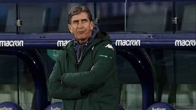 Manuel Pellegrini head coach of Betis reacts during the La Liga Santader match between Levante UD and Real Betis at Ciutat de Valencia Stadium on December 29, 2020 in Valencia, Spain. (Photo by Jose Breton/Pics Action/NurPhoto via Getty Images)